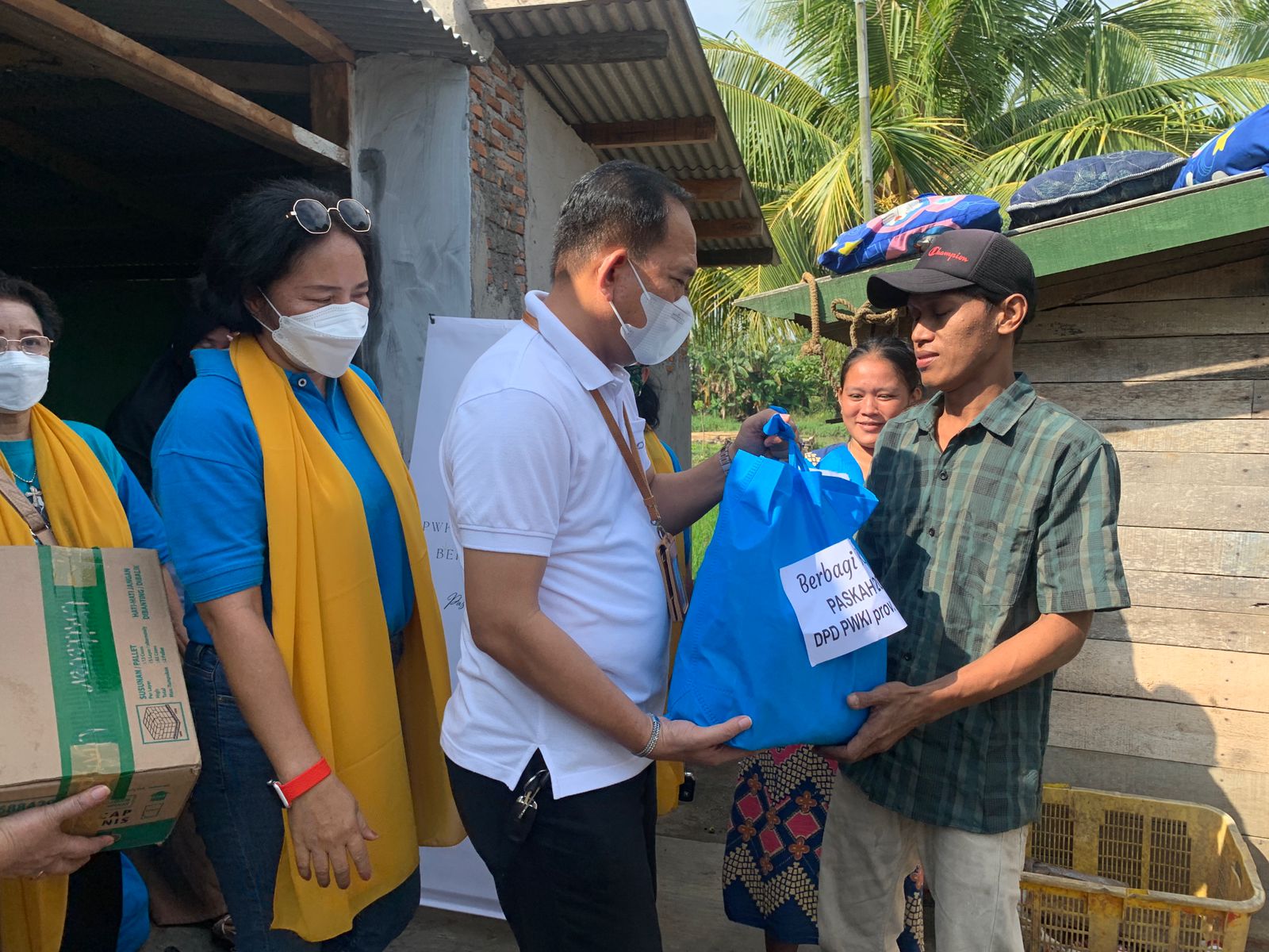 Pemberian Bantuan Sosial kepada masyarakat korban banjir
